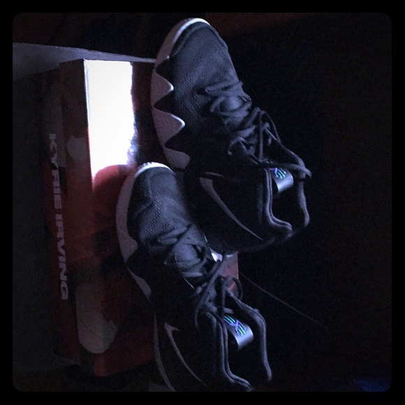 Kyrie 4 - Picture 1 of 6